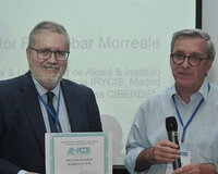El Dr. Escobar-Morreale tras recibir el premio del Prof. Enrico Carmina, Director Ejecutivo de la AE-PCOS